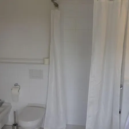 Gut-rattelvitz-galerie-d-hochwertig-sauna-kamin-etankstelle-spielscheune-15-000qm-parkland * Gingst