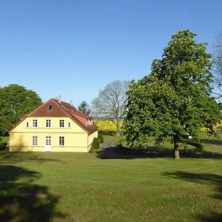 Gut-rattelvitz-galerie-d-hochwertig-sauna-kamin-etankstelle-spielscheune-15-000qm-parkland