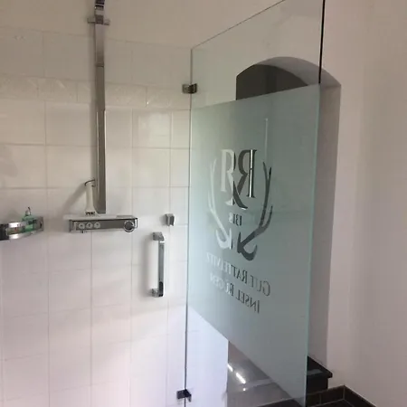 Gut-rattelvitz-galerie-d-hochwertig-sauna-kamin-etankstelle-spielscheune-15-000qm-parkland * Gingst