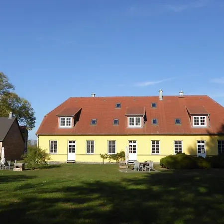 Lejlighed Gut-rattelvitz-galerie-d-hochwertig-sauna-kamin-etankstelle-spielscheune-15-000qm-parkland