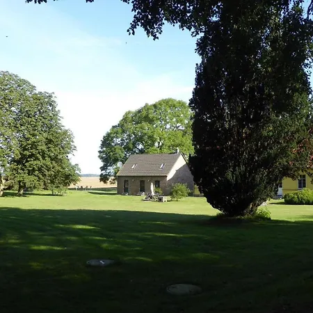 Gut-rattelvitz-galerie-d-hochwertig-sauna-kamin-etankstelle-spielscheune-15-000qm-parkland Lejlighed