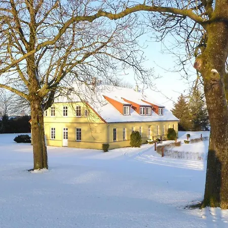 Gut-rattelvitz-galerie-d-hochwertig-sauna-kamin-etankstelle-spielscheune-15-000qm-parkland Lejlighed