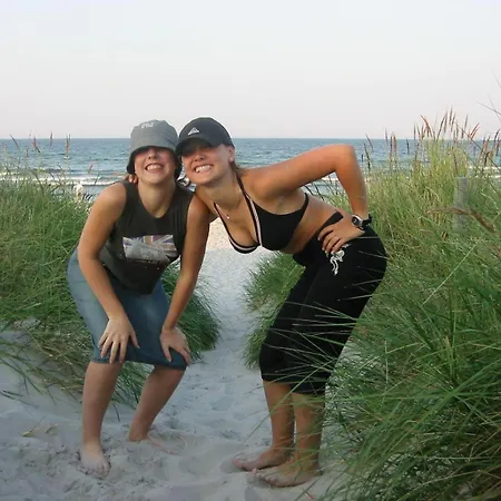 Gut-rattelvitz-galerie-d-hochwertig-sauna-kamin-etankstelle-spielscheune-15-000qm-parkland Gingst