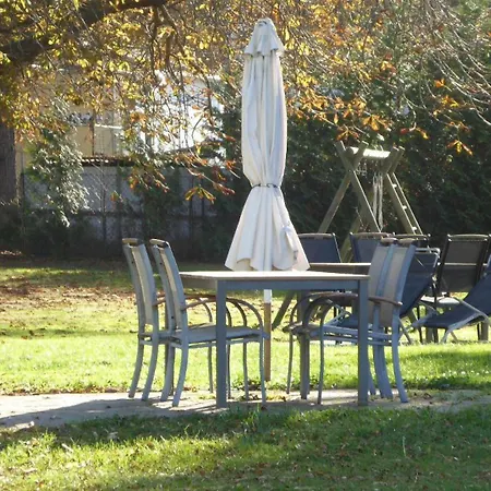 Gut-rattelvitz-galerie-d-hochwertig-sauna-kamin-etankstelle-spielscheune-15-000qm-parkland