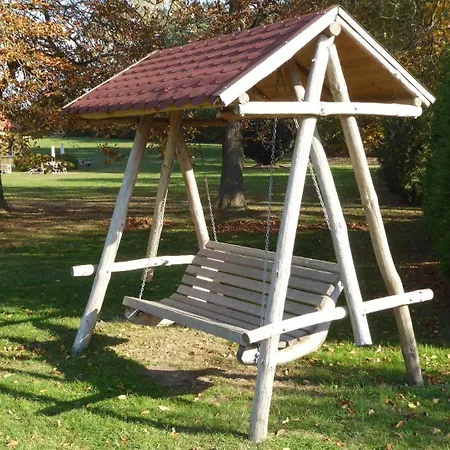 Gut-rattelvitz-galerie-d-hochwertig-sauna-kamin-etankstelle-spielscheune-15-000qm-parkland