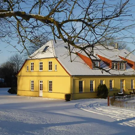 Gut-rattelvitz-galerie-d-hochwertig-sauna-kamin-etankstelle-spielscheune-15-000qm-parkland Lejlighed