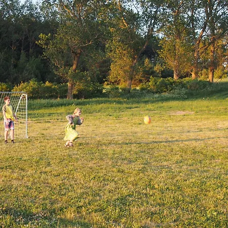 Gut-rattelvitz-galerie-d-hochwertig-sauna-kamin-etankstelle-spielscheune-15-000qm-parkland Lejlighed Gingst