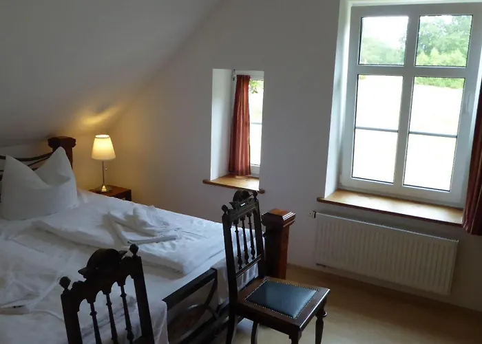 Gut-rattelvitz-galerie-d-hochwertig-sauna-kamin-etankstelle-spielscheune-15-000qm-parkland *