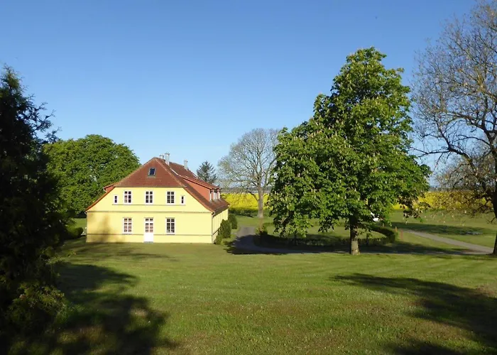 Gut-rattelvitz-galerie-d-hochwertig-sauna-kamin-etankstelle-spielscheune-15-000qm-parkland