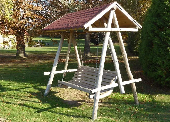 Gut-rattelvitz-galerie-d-hochwertig-sauna-kamin-etankstelle-spielscheune-15-000qm-parkland